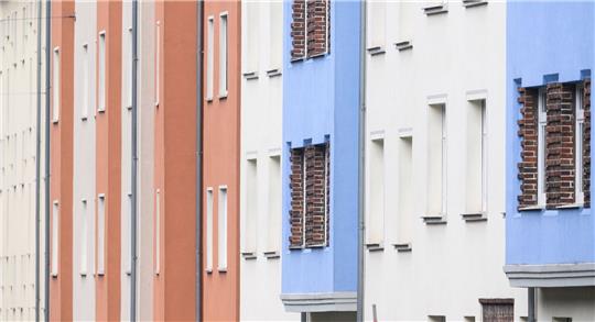 Blick auf Mehrfamilienhäuser in der Innenstadt.