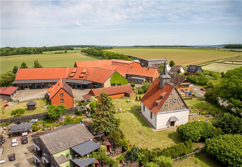 Blick auf Neuenkirchen aus der Vogelperspektive: Auf den Flächen hinter dem Dorf sah der erste Vorschlag vor, den Solarpark zu errichten. Er hätte direkt an den Ort herangereicht und die L 500 links und rechts gesäumt. Dagegen protestierten die Neuenkirchener. Foto: Privat