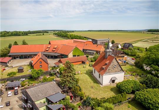 Blick auf Neuenkirchen aus der Vogelperspektive: Auf den Flächen hinter dem Dorf sah der erste Vorschlag vor, den Solarpark zu errichten. Er hätte direkt an den Ort herangereicht und die L 500 links und rechts gesäumt. Dagegen protestierten die Neuenkirchener. Foto: Privat