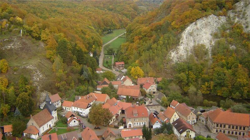 Knauf beantragt Probebohrungen bei Sangerhausen Blick auf Questenberg im Landkreis Mansfeld-Südharz: Umweltschützer sehen die geschützte Karstlandschaft um den Ort wegen eines möglicherweise geplanten Gipsabbaus als gefährdet an.