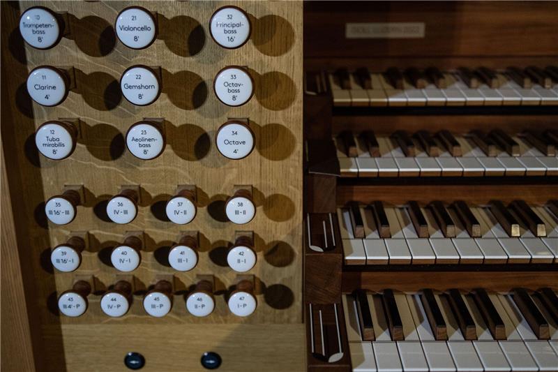 Älteste Holzkirche erhält neue Orgel mit 5643 Pfeifen Blick auf Registerzüge mit Spieltisch der Orgel in der Marktkirche zum Heiligen Geist.