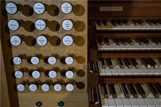 Blick auf Registerzüge mit Spieltisch der Orgel in der Marktkirche zum Heiligen Geist.