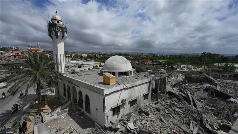 Blick auf Schäden nach Luftangriff Im Libanon: Moschee beschädigt, Hisbollah-Sanitätszentrum getroffen
