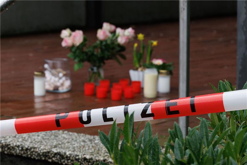 Lehrerin getötet: Verdächtiger Schüler bekam Schulverweis Blick auf Trauerkerzen und Blumen vor dem Eingang vom Berufskolleg Tecklenburger Land.
