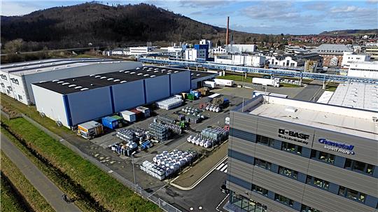 Blick auf Werke der chemischen Industrie in Langelsheim.