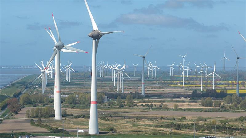 Blick auf Windkraftanlagen bei Emden unweit der niederländischen Grenze. (Symbolbild)