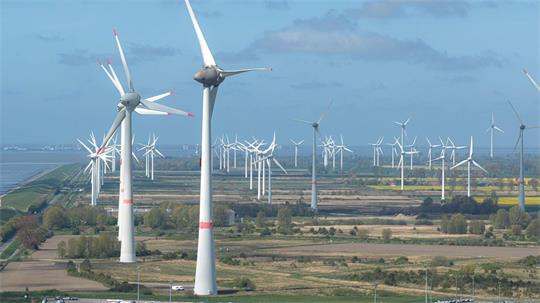 Blick auf Windkraftanlagen bei Emden unweit der niederländischen Grenze. (Symbolbild)