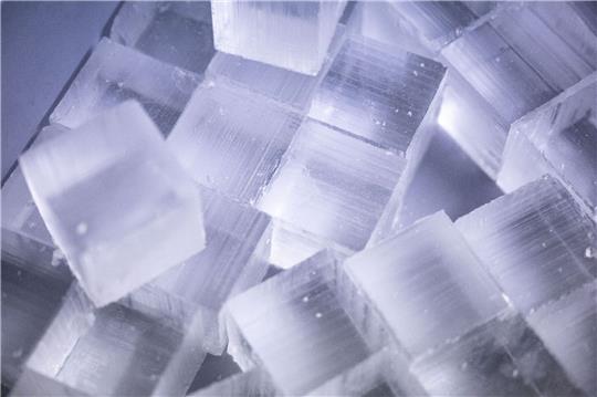 Blick auf bereits zugeschnittene Eiswürfel.