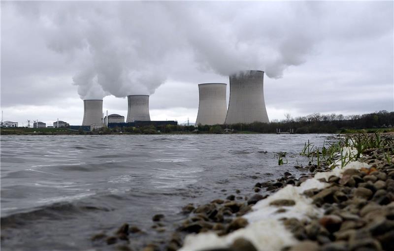 Blick auf das Atomkraftwerk in Cattenom. Frankreichs Stromkonzern EDF soll wieder komplett in staatliche Hand kommen.