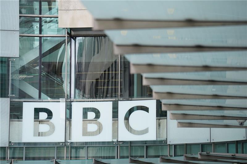 Ist das Banksys Stimme? Aufnahme von 2005 im Podcast Blick auf das BBC-Gebäude in London: Mit einem Podcast versucht der Sender, dem Street-Art-Künstler Banksy auf die Spur zu kommen.