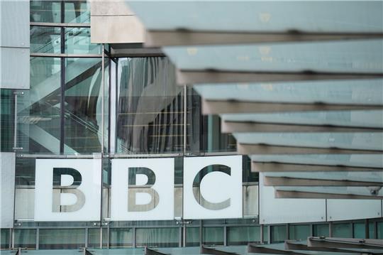 Blick auf das BBC-Gebäude in London: Mit einem Podcast versucht der Sender, dem Street-Art-Künstler Banksy auf die Spur zu kommen.