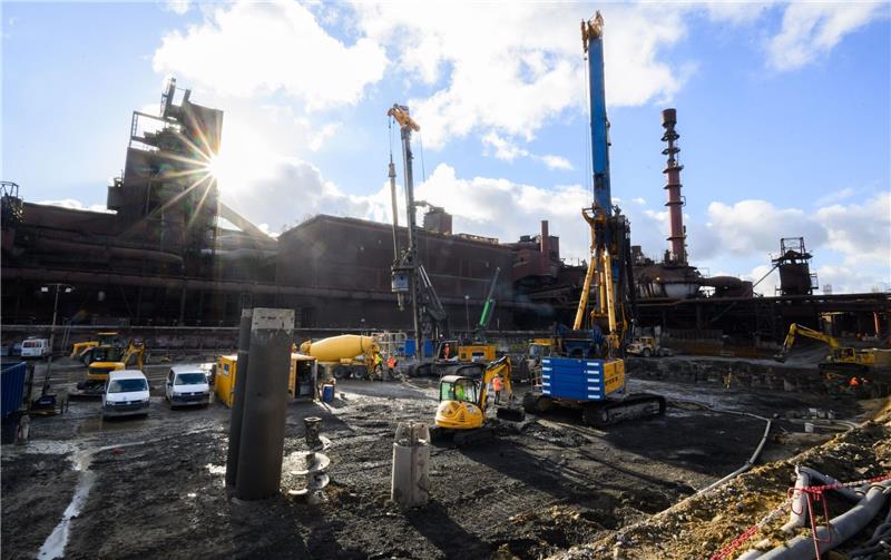 Ausbauprojekt für grüner Strom: Industrieleitung kommt Blick auf das Baufeld für den neuen Elektroofen auf dem Gelände der Salzgitter AG.