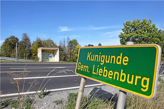 Blick auf das Betonhäuschen der Bushaltestelle in Kunigunde – dort , wo sich diese Woche weder ein Halteschild, noch ein Fahrplan findet, bleibt zunächst alles so, wie es ist. Foto: Gereke