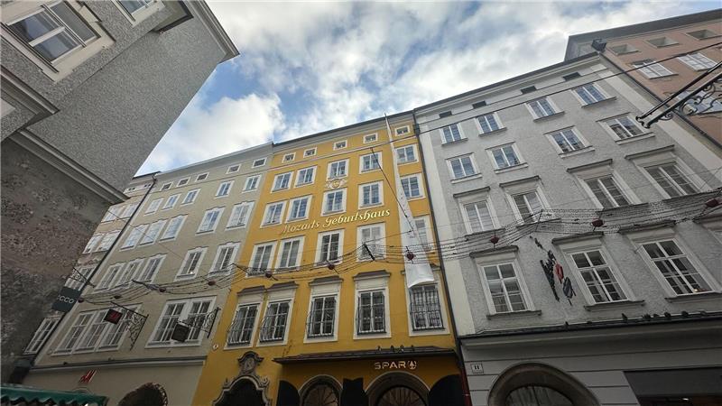 Blick auf das Geburtshaus von Mozart in der Getreidegasse in der Salzburger Altstadt. (Archivbild)