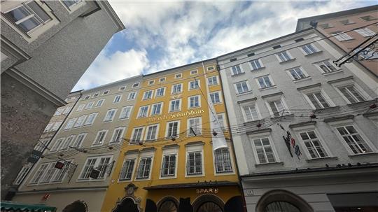 Blick auf das Geburtshaus von Mozart in der Getreidegasse in der Salzburger Altstadt. (Archivbild)