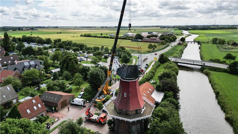 Blick auf das Greetsieler Wahrzeichen, die Rote Windmühle. (Luftaufnahme mit einer Drohne).