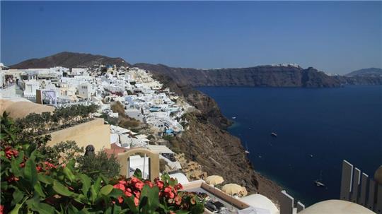 Blick auf das Häusermeer der griechischen Insel Santorini.