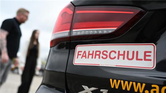 Blick auf das Heck eines Fahrschulautos: Eine Fahrschule hat gegen den Landkreis Goslar geklagt, um feststellen zu lassen, dass das Unterrichtsverbot in der Pandemie rechtswidrig war. Das Gericht hat die Klage abgewiesen.
