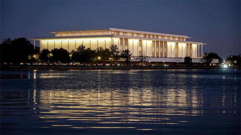 Blick auf das Kennedy Center in Washington am Abend. 
