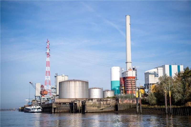 Blick auf das Kraftwerk Farge der Onyx Power Group an der Weser.