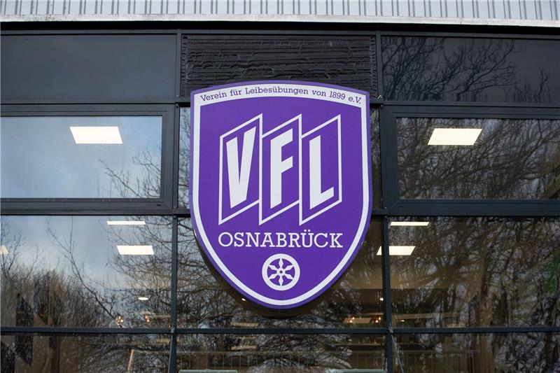 Schalke wendet Niederlage bei Drittligist Osnabrück ab Blick auf das Logo des VfL Osnabrück.
