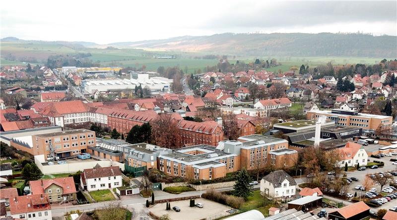 Häftling aus Maßregelvollzug Moringen entwichen Blick auf das Maßregelvollzugszentrum Niedersachsen. Nach dem Ausbruch aus einer psychiatrischen Klinik im Maßregelvollzug läuft die Fahndung nach dem Flüchtigen. Foto: picture alliance/dpa | Swen Pförtner