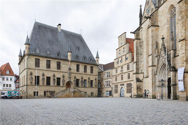 Blick auf das Osnabrücker Rathaus (l).