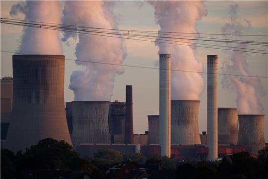 Blick auf das RWE-Kohlekraftwerk Niederaußem im nordrhein-westfälischen Grevenbroich.