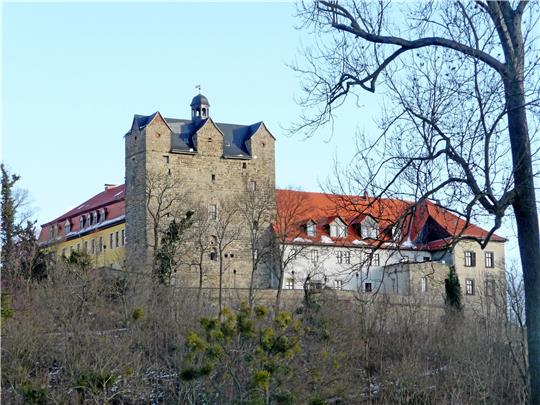 Blick auf das Schloss Ballenstedt im Winter: Bei seinem Bau sind Teile der ehemaligen Klosteranlage aus dem 11. und 12. Jahrhundert mit einbezogen worden.