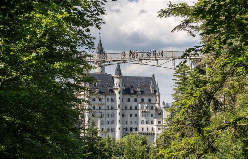 Neuschwanstein: Weiterhin Fotos und Videos gesucht Blick auf das Schloss Neuschwanstein mit der Marienbrücke. In der Nähe des Schlosses hat ein Mann zwei Frauen angegriffen und verletzt. Eine der Frauen starb.