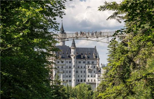 Blick auf das Schloss Neuschwanstein mit der Marienbrücke. In der Nähe des Schlosses hat ein Mann zwei Frauen angegriffen und verletzt. Eine der Frauen starb.