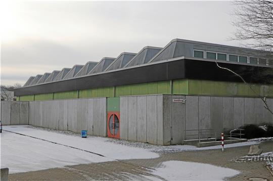 Blick auf das Sheddach der seit Monaten gesperrten Sporthalle am Gitterweg: Ein Überspannen der Konstruktion mit einer Art Zelt, um die Halle wieder nutzbar zu machen, ist aus technischen Gründen nicht möglich. Foto: Gereke