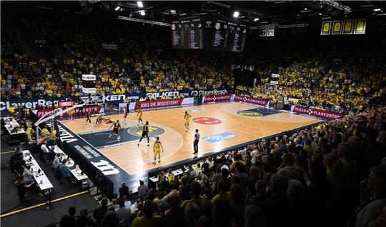 Blick auf das Spielfeld in der EWE Arena in Oldenburg.