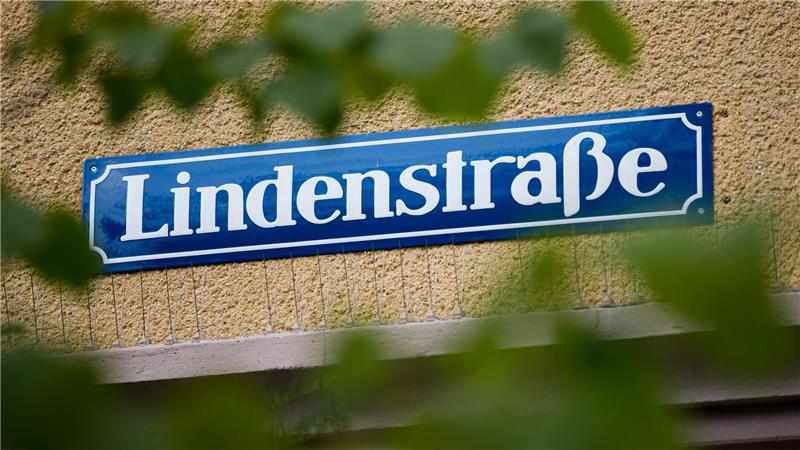 Vor fünf Jahren endete die „Lindenstraße“ Blick auf das Straßenschild „Lindenstraße“.