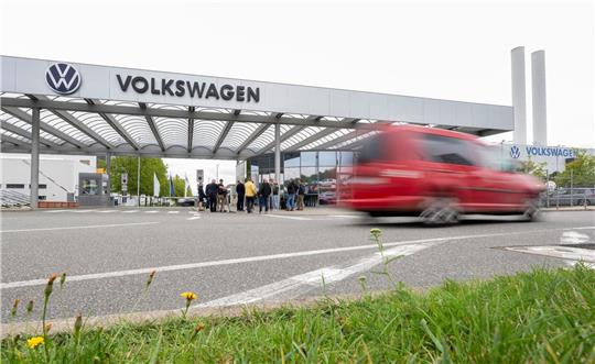 Blick auf das Tor von Volkswagen Sachsen am Standort Zwickau. Der VW-Konzern will sein künftiges Modell Trinity dort produzieren.