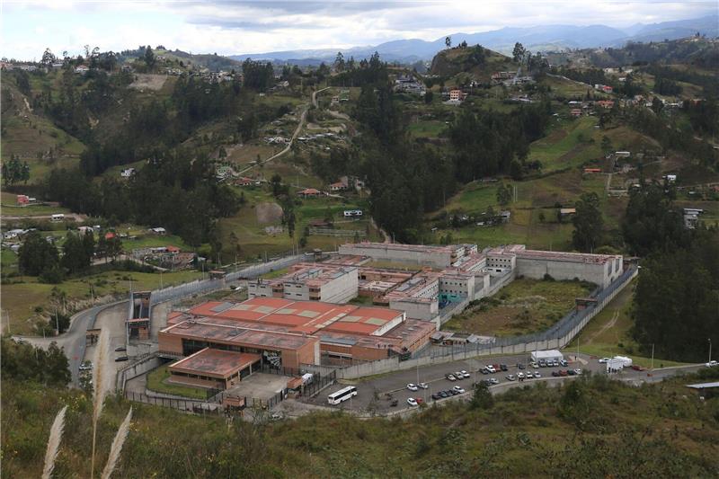 Ecuador: Häftlinge halten Dutzende Beamte fest Blick auf das Turi-Gefängnis, wo Dutzende von Gefängniswärtern und Polizisten von den Insassen entführt wurden.