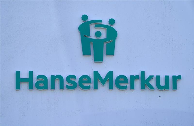 Blick auf das Unternehmenslogo der HanseMerkur-Versicherungsgruppe an der Unternehmenszentrale.