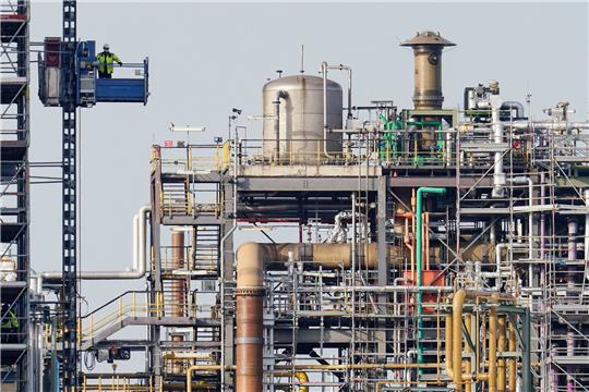 Blick auf das Werksgelände eines Chemiekonzerns.