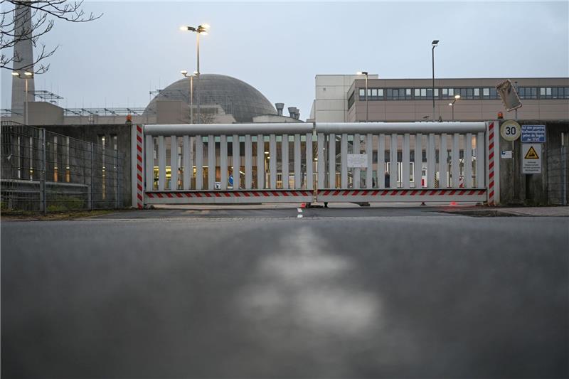 Umweltminister erleichtert nach Abschaltung von AKW Lingen Blick auf das Zugagstor vom Kernkraftwerk Emsland.