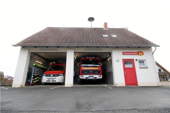 Blick auf das alte Liebenburger Feuerwehrgerätehaus: Es soll durch eine Abgasabsauganlage ertüchtigt werden. Viele der einzubauenden Teile sollen auch bei einem Neubau eine Wiederverwendung finden können, so die Gemeinde. Foto: Gereke