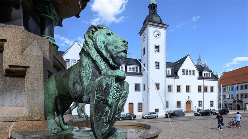 Nach Hotel-Randale noch viele Fragen offen - OB schweigt Blick auf das historische Rathaus am Obermarkt in Freiberg. (Archivbild)