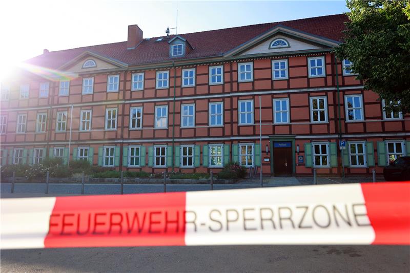 Unbekannte Substanz: Polizei in Wernigerode evakuiert Blick auf das weiträumig abgesperrte Gebäude des Polizeireviers in der Innenstadt. Foto: Matthias Bein/dpa