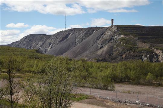 Blick auf das weltgrößte Eisenerzbergwerk Kiirunavaara im Norden Schwedens.