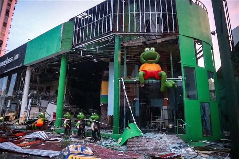Hurrikan: Urlauber sollen aus Acapulco ausgeflogen werden Blick auf das zerstörte Schaufenster eines Ladens in Acapulco.