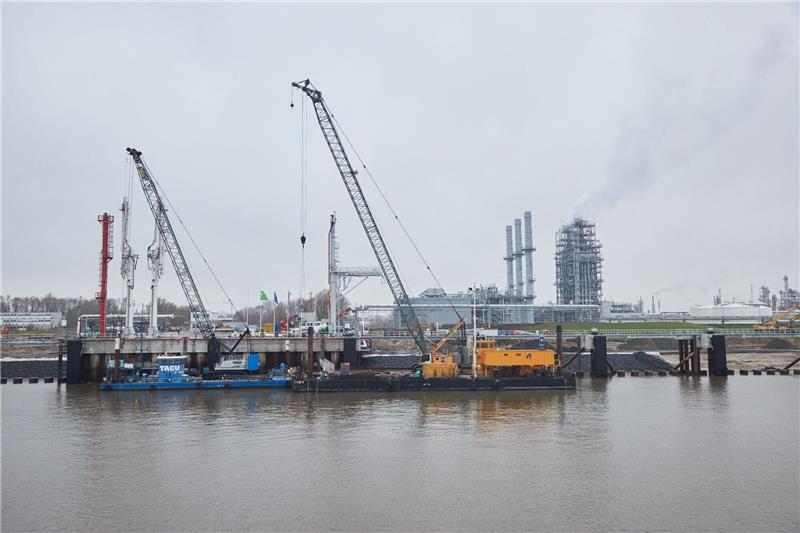 Schwimmendes LNG-Terminal legt in Stade an: Protest Blick auf den Anleger für verflüssigte Gase.