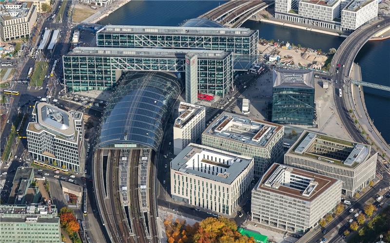 Wissing und Faeser wollen Bahninfrastruktur besser schützen Blick auf den Berliner Hauptbahnhof aus einem Hubschrauber der Bundespolizei.