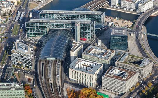 Blick auf den Berliner Hauptbahnhof aus einem Hubschrauber der Bundespolizei.