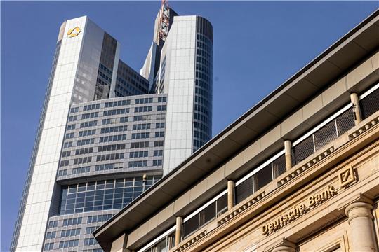 Blick auf den Commerzbank-Tower (l) und eine Filiale der Deutschen Bank im Frankfurter Bankenviertel.