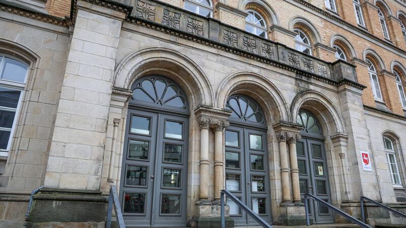 Blick auf den Eingang des Landgerichts Osnabrück.