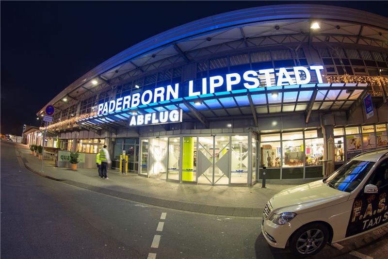 Blick auf den Eingang zur Abflughalle auf dem Flughafen Paderborn-Lippstadt in Büren (Nordrhein-Westfalen).